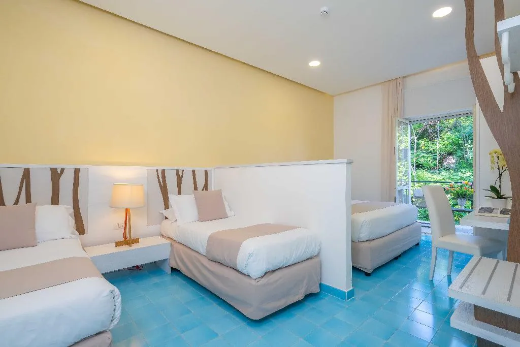 FAMILY ROOM DELUXE Room, Hotel Le Axidie BW Signature Collection, Naples