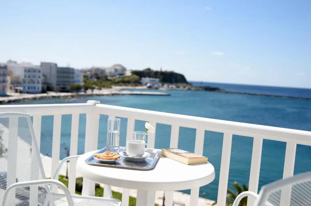 Room, Nama, Mykonos
