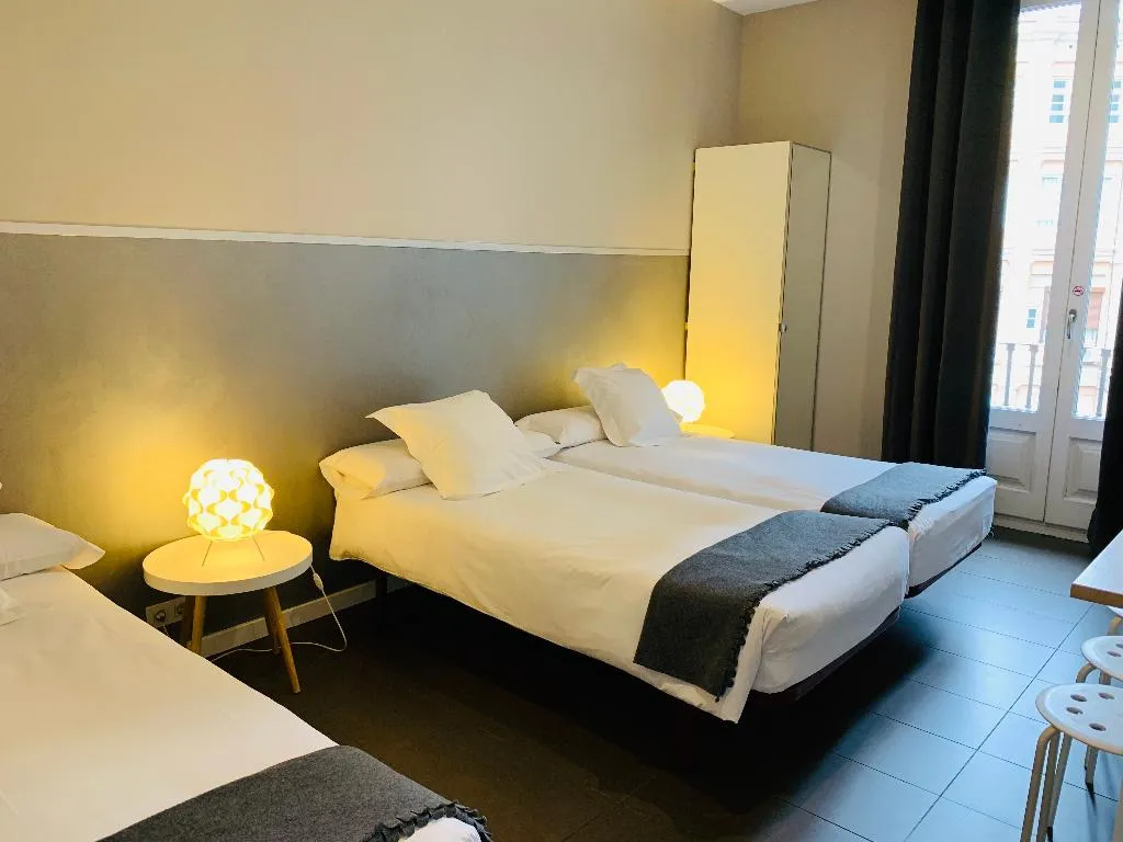 TRIPLE Shared external bathroom Room, Super Balmes Guest House, Barcelona