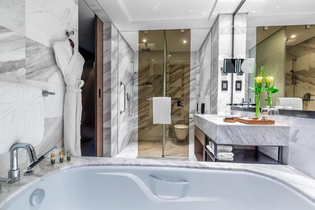 TWIN CLUB Room, Taj Jumeirah Lakes Towers Dubai, Dubai