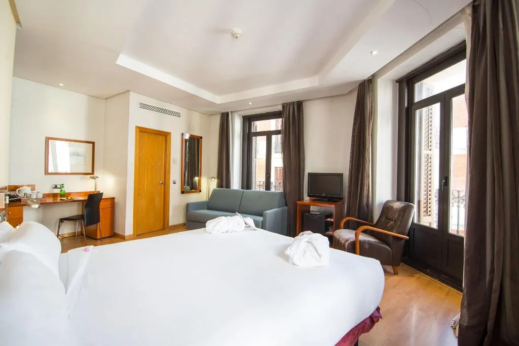 QUADRUPLE SUPERIOR Room, Petit Palace Preciados, Madrid