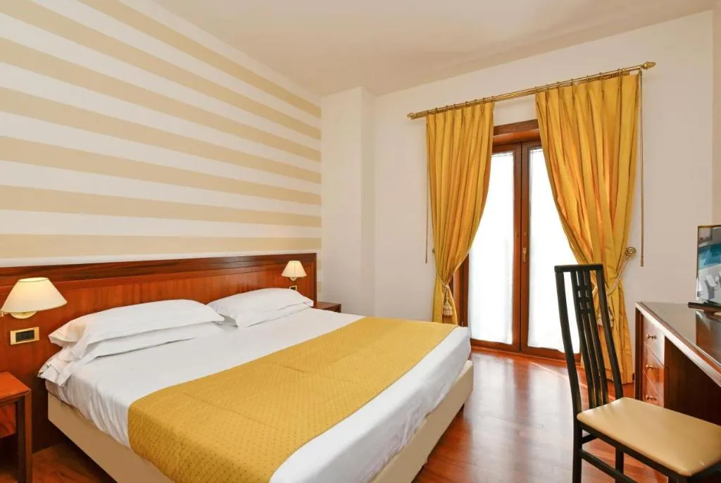 TRIPLE SUPERIOR Room, Best Western Hotel Ferrari, Naples