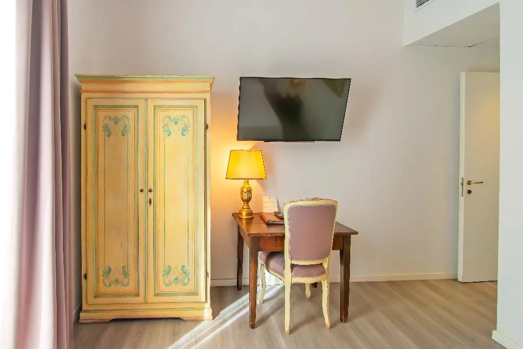 Double or Twin SUPERIOR Room, Machiavelli Palace, Florence