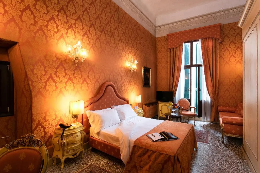 JUNIOR SUITE CANAL VIEW Room, Ca' Vendramin Zago, Venice