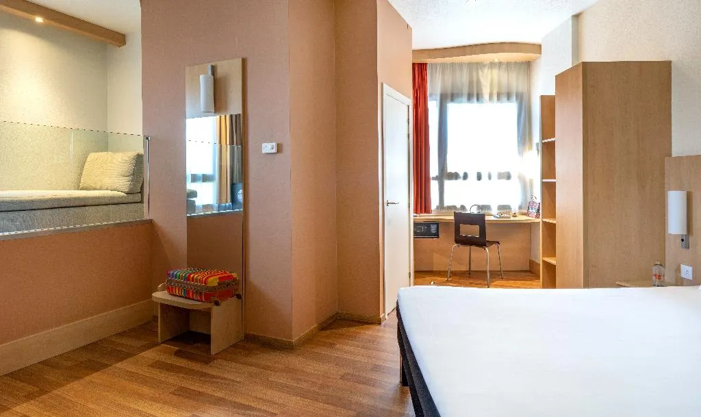 DOUBLE SUPERIOR Room, Ibis Madrid Centro las Ventas, Madrid