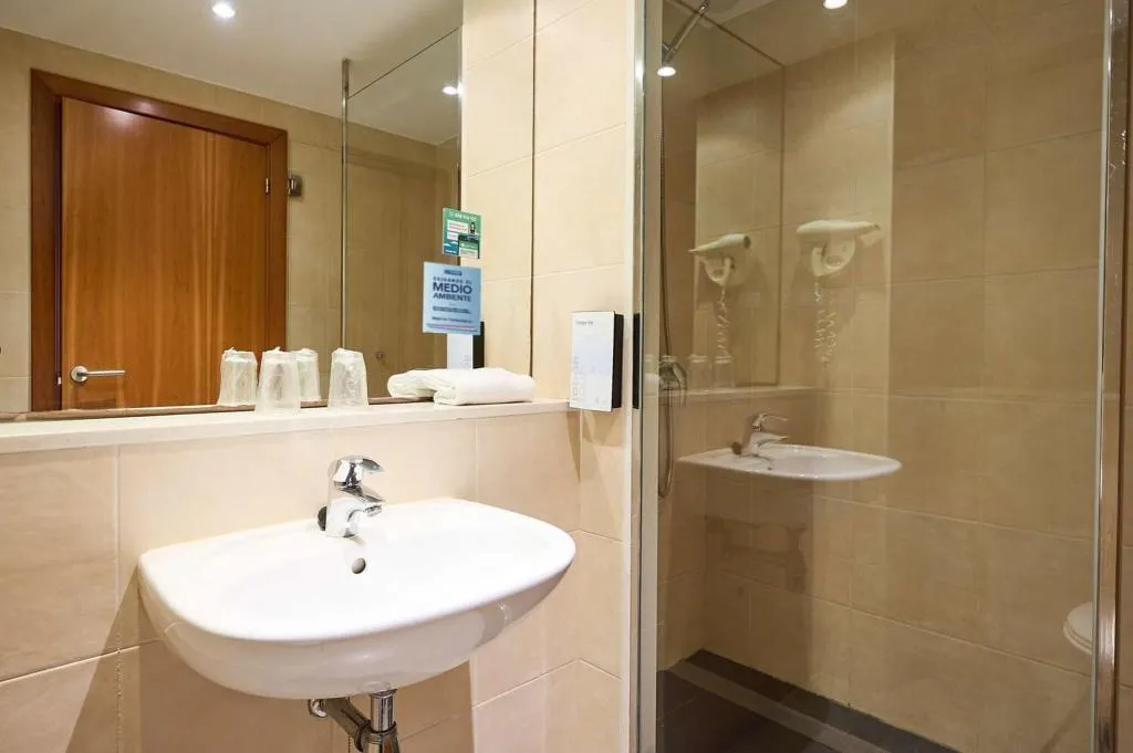 TRIPLE STANDARD Room, Travelodge Cornella Fira, Barcelona