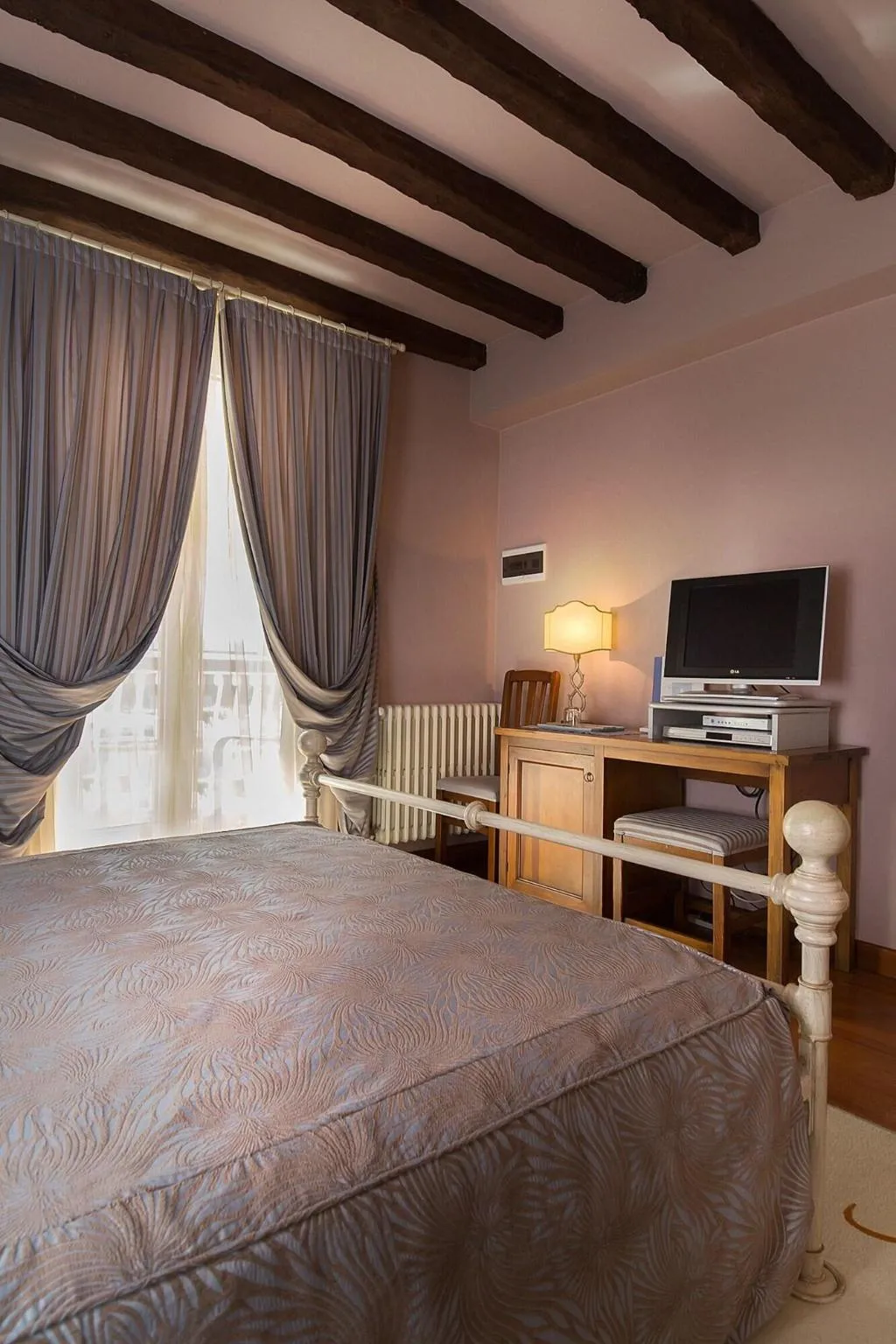 Room, Serenella, Milan