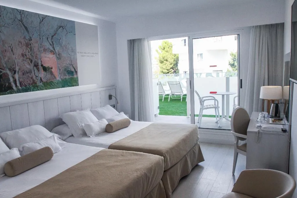 QUADRUPLE DELUXE Room, Villa Luz Family Gourmet and All Exclusive Hotel, Valencia