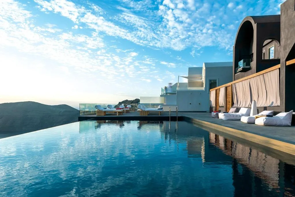 Sports and Entertainment, West East Suites, Santorini
