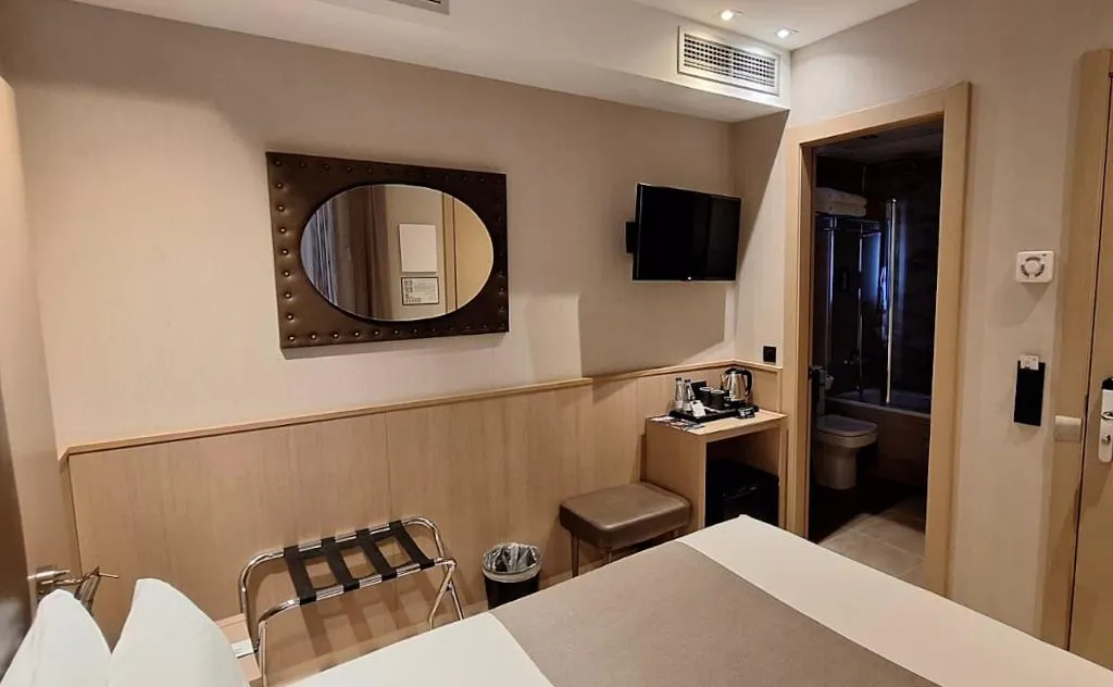 SINGLE CAPACITY 1 Room, Gran Hotel Barcino 4*S, Barcelona