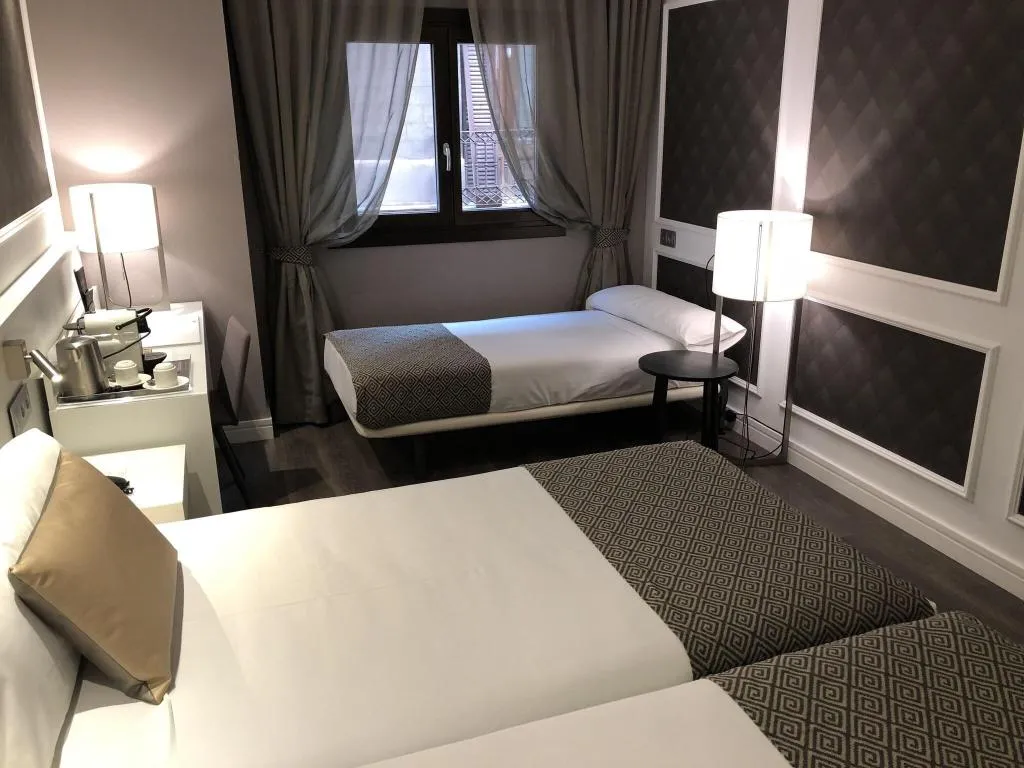 TRIPLE CAPACITY 2 Room, Catalonia Magdalenes, Barcelona
