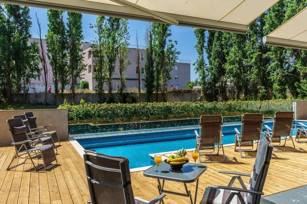 Room, Oasis Life, Split