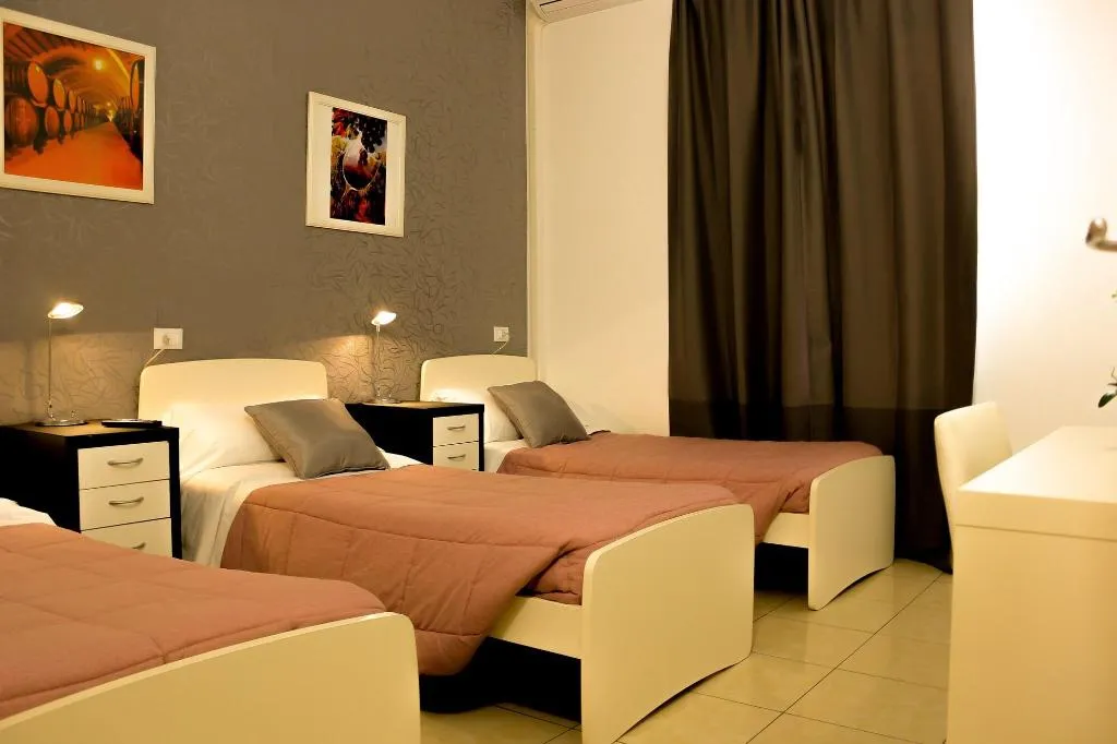Room, RossoVino, Milan