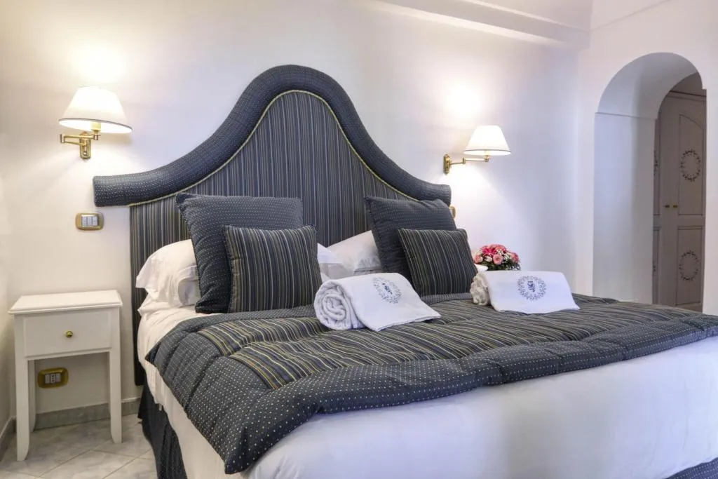 DOUBLE CLASSIC KING BED Room, Hotel Palazzo Confalone, Naples