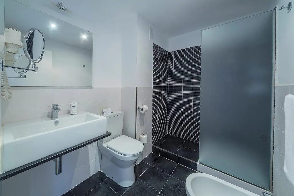 APARTMENT CAPACITY 6 THREE BEDROOM Room, Caprice Skyline Aparthotel, Menorca