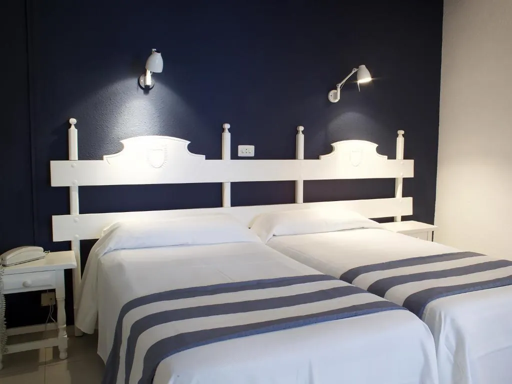 QUADRUPLE WITH BALCONY Room, Els Pins, Costa Brava