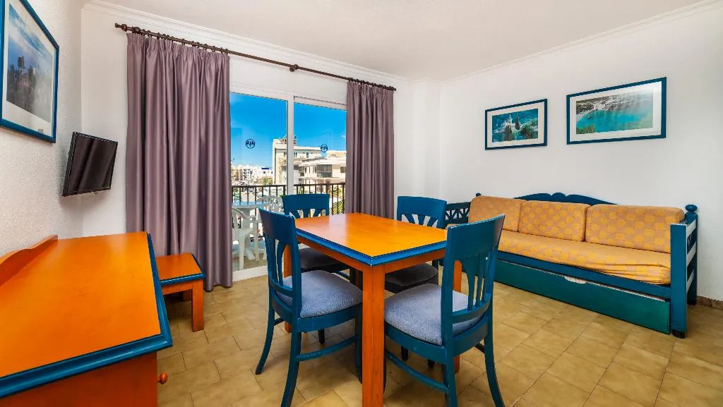 APARTMENT CAPACITY 6 TWO BEDROOMS Room, Charlys, Majorca