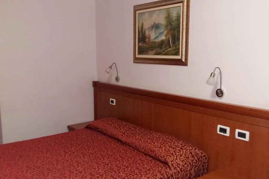 Room, Angelica, Naples