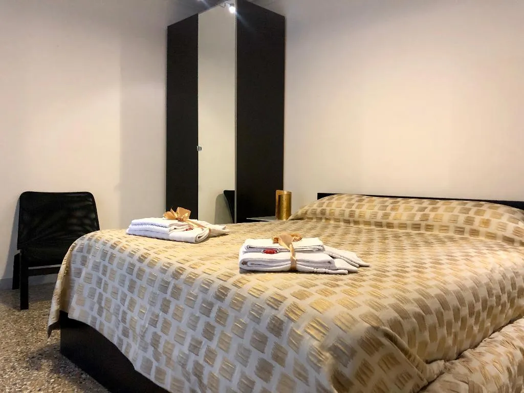 APARTMENT STANDARD Room, Relais Piazza del Plebiscito, Naples