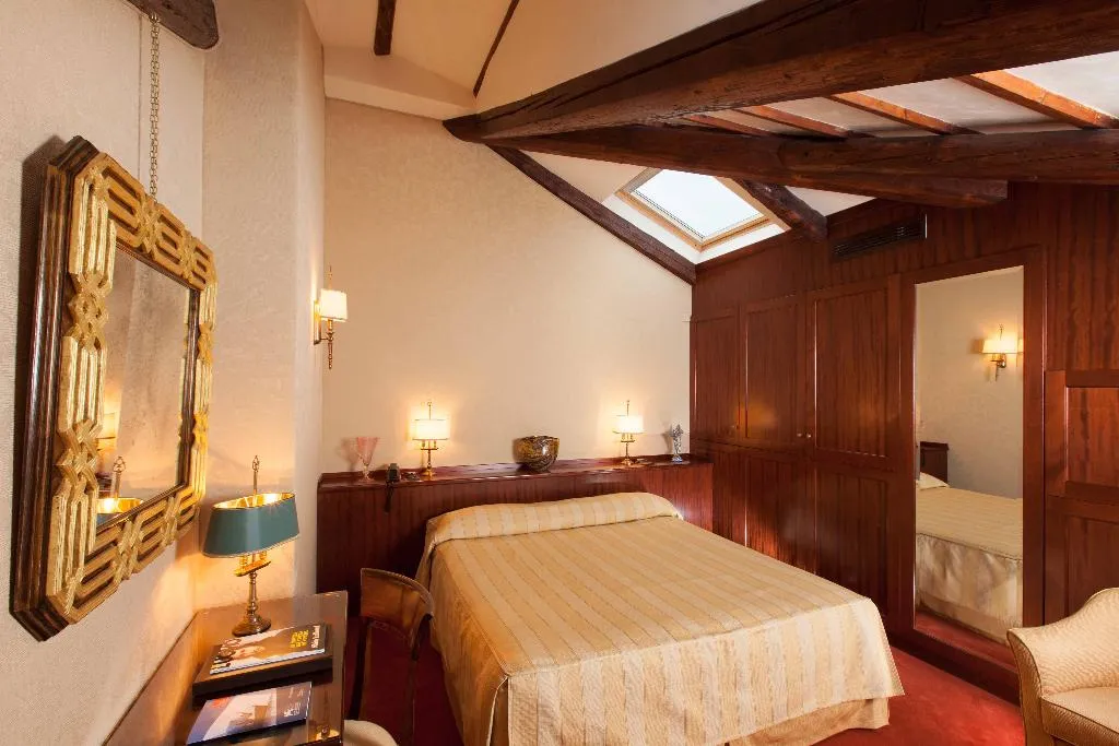 SINGLE SUPERIOR Room, Palazzo Stern, Venice