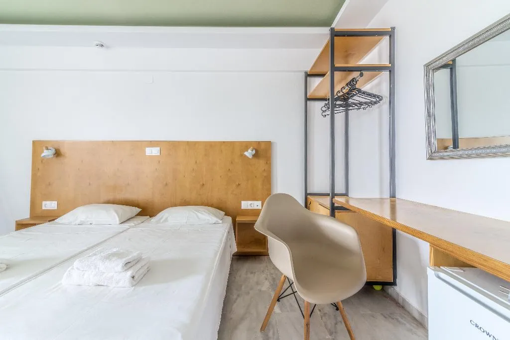 QUADRUPLE ONE BEDROOM ONE BATHROOM Room, Prince Of Lillies, Crete