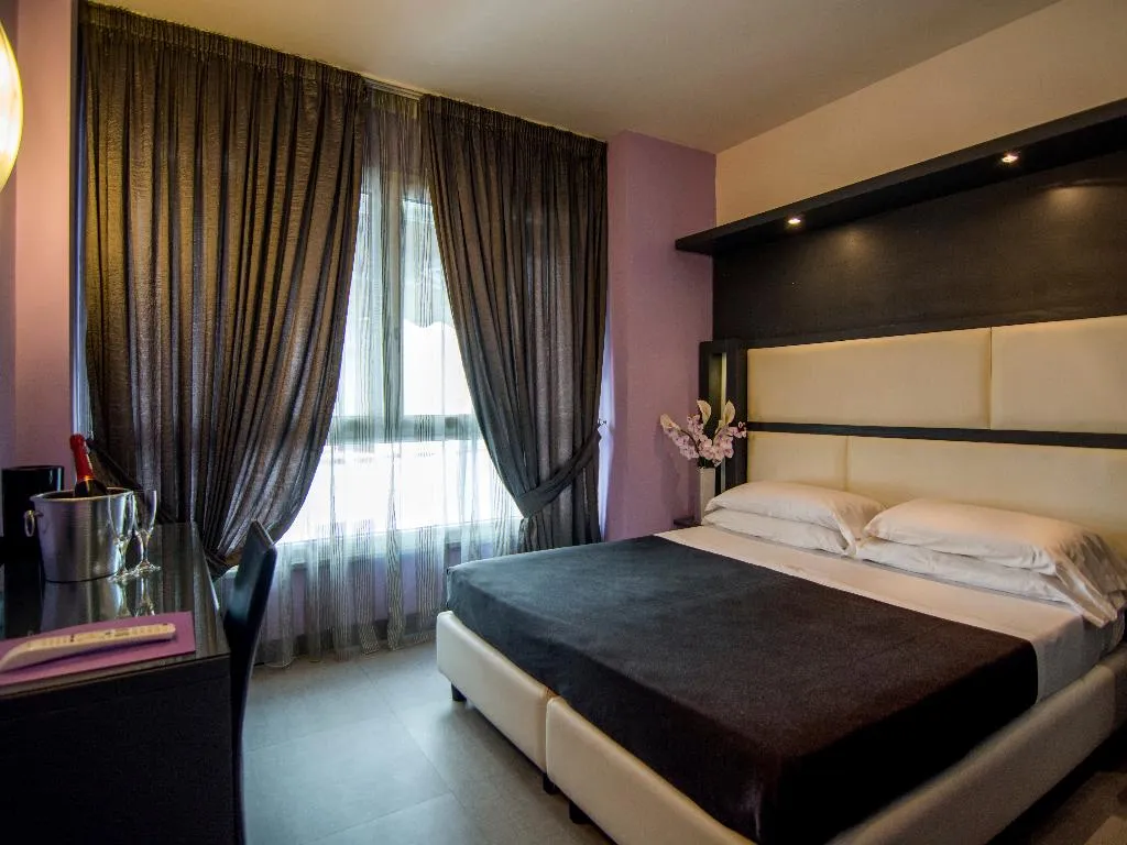 DOUBLE STANDARD Room, Golden Hotel srl, Naples