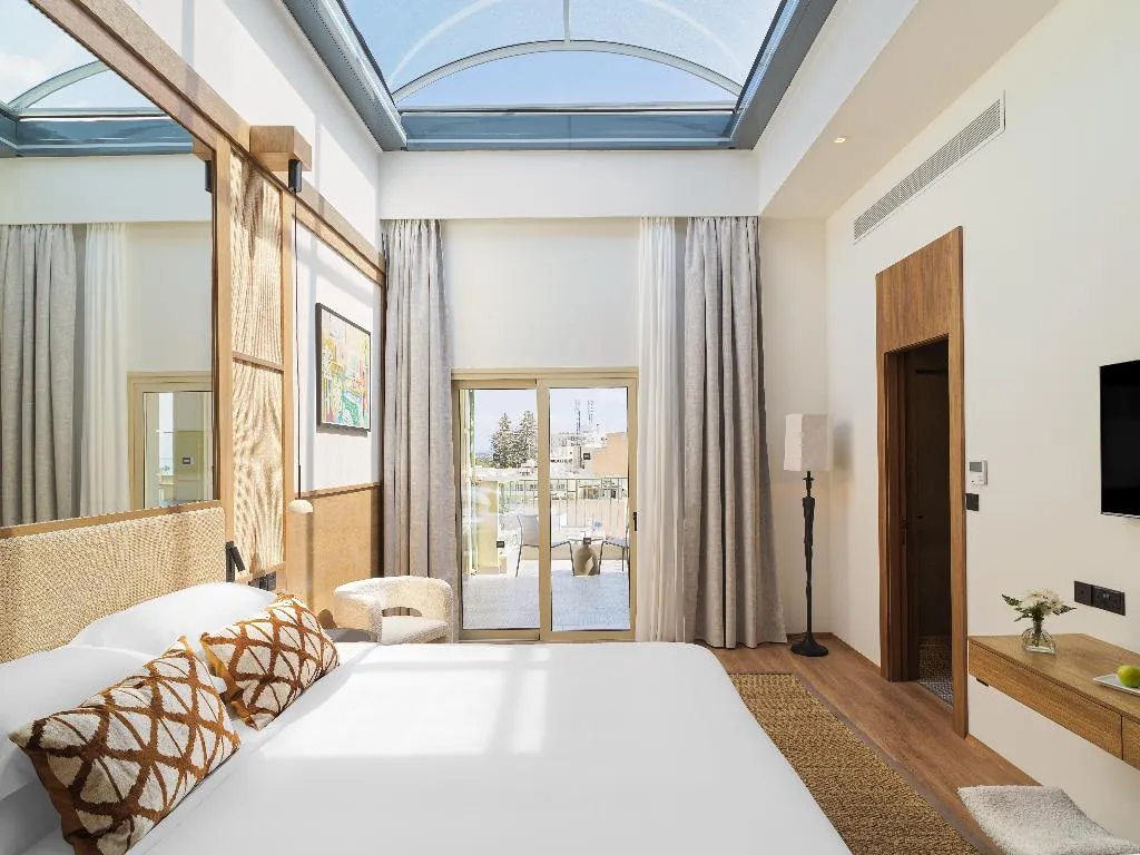 SUITE EXECUTIVE Room, Leonardo Boutique Hotel Larnaca, Cyprus