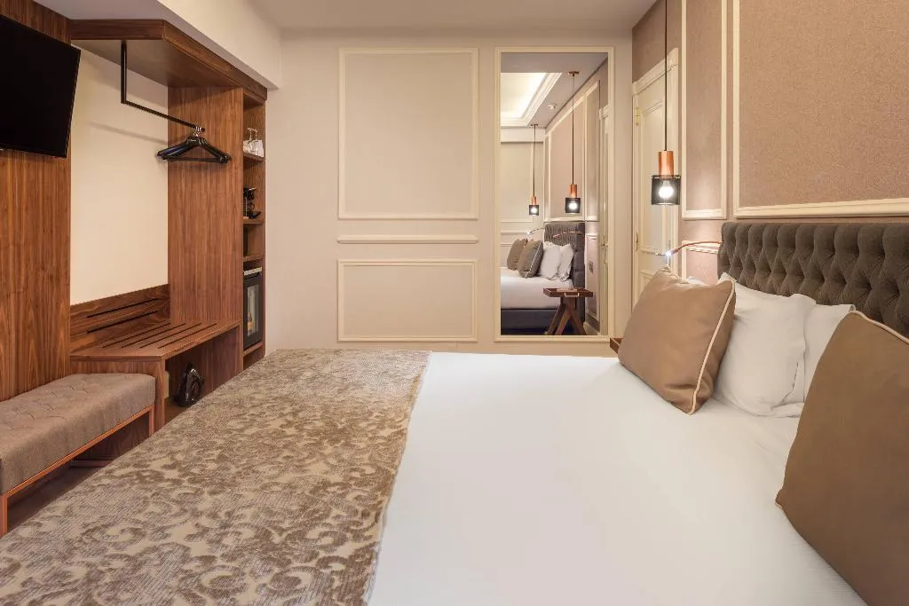 Room, Catalonia las Cortes, Madrid