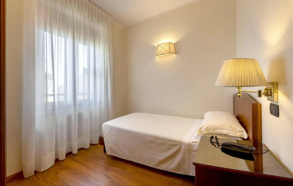 SINGLE STANDARD Room, Lancaster Hotel, Milan