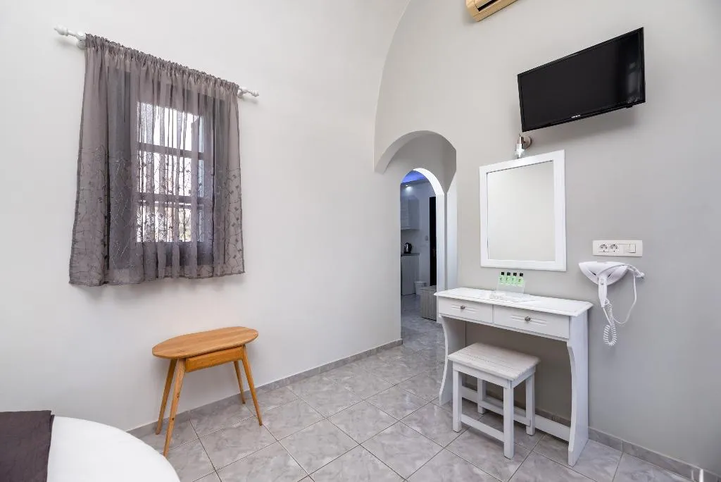 TRIPLE STANDARD Room, Villa Anemomilos Perissa, Santorini