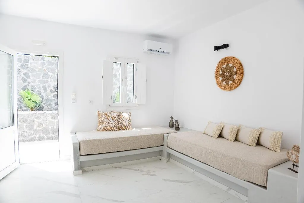 QUADRUPLE STANDARD Room, Kýma Perissa, Santorini