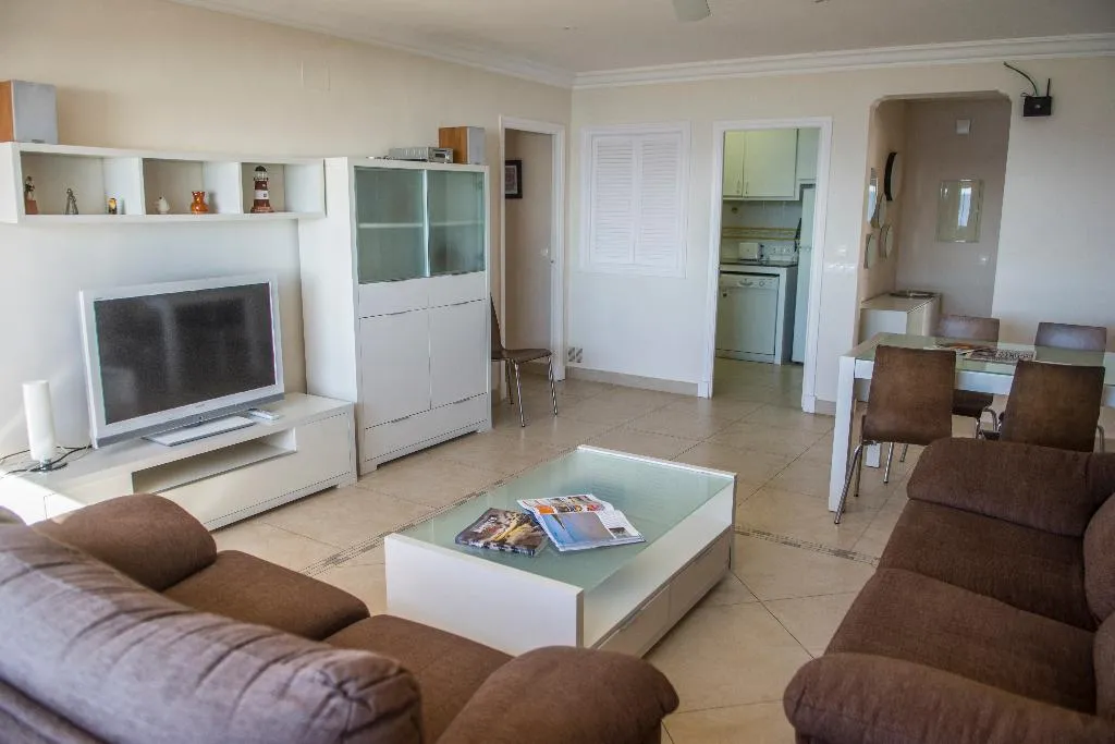 APARTMENT CAPACITY 8 THREE BEDROOMS Room, Hamilton Court, Menorca