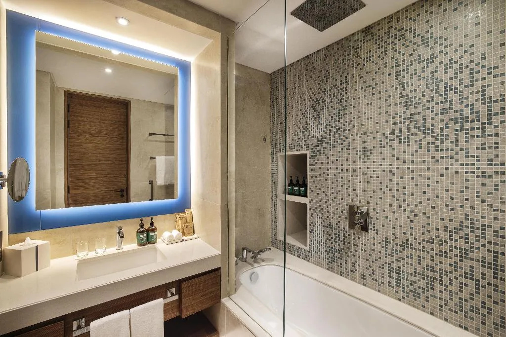 SUITE KING SIZE BED Room, Tumbi Ht Dubai The Palm, Tapestry Collec by Hilton, Dubai