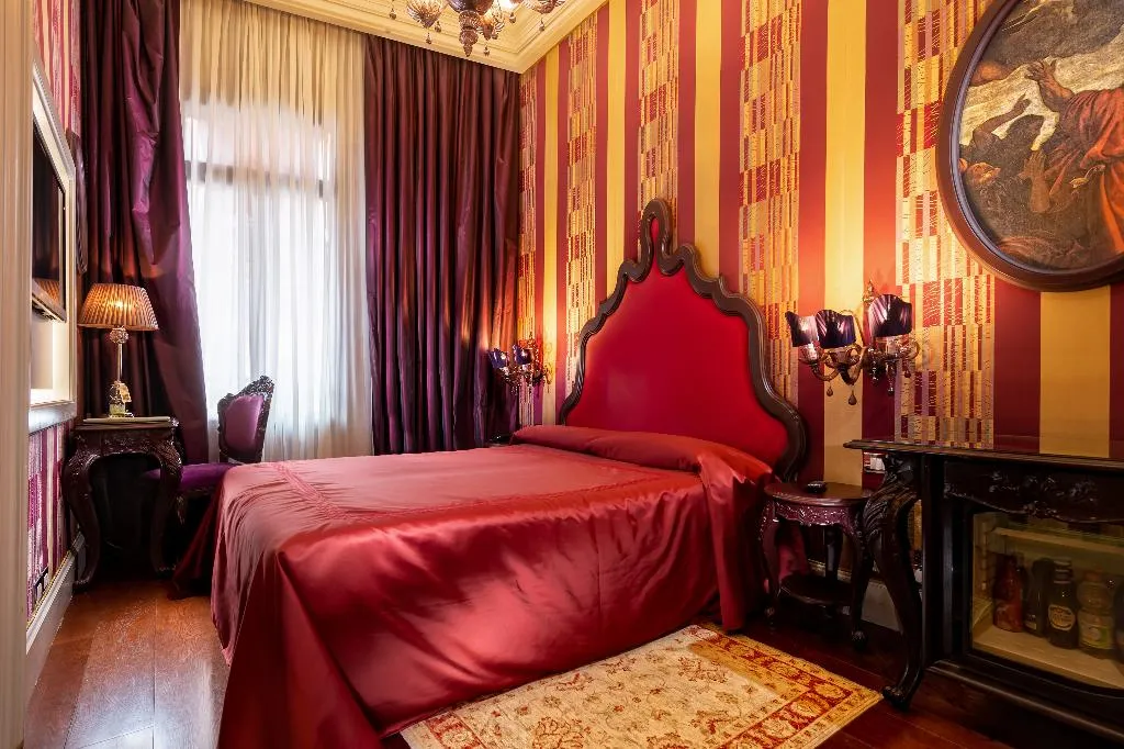 SUITE CANAL VIEW Room, Palazzetto Madonna, Venice