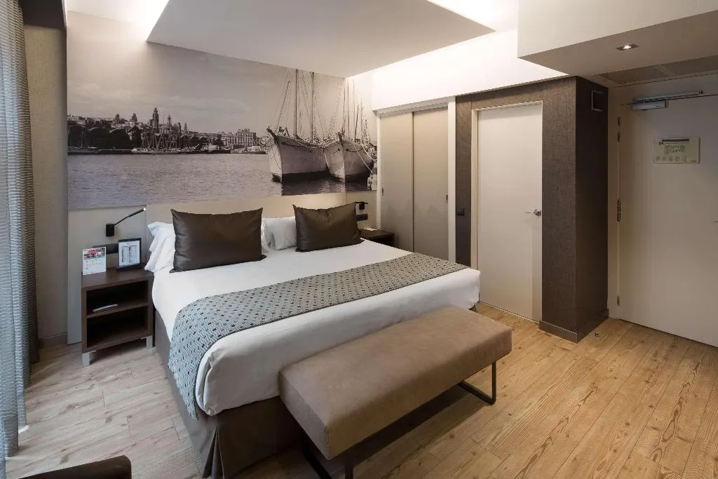 Room, Catalonia Born, Barcelona