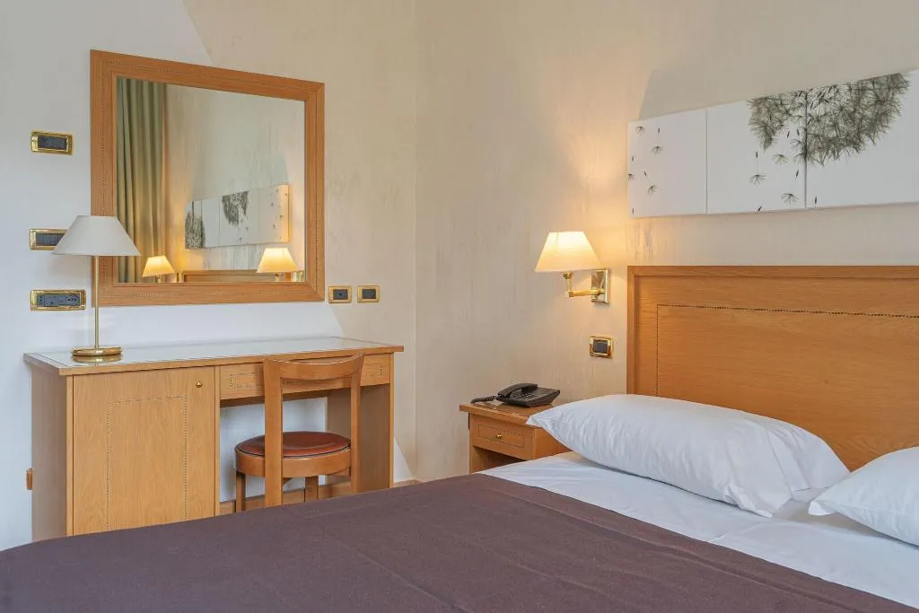 Room, Grand Hotel Moon Valley, Naples