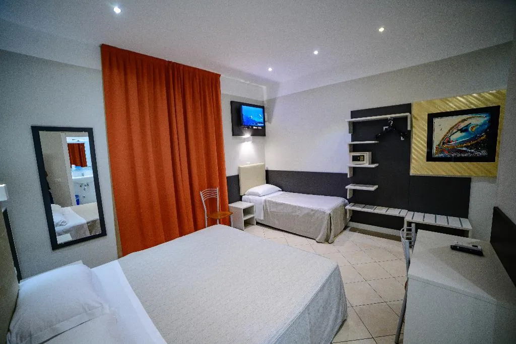 TRIPLE BASIC Room, Hotel Demó, Milan