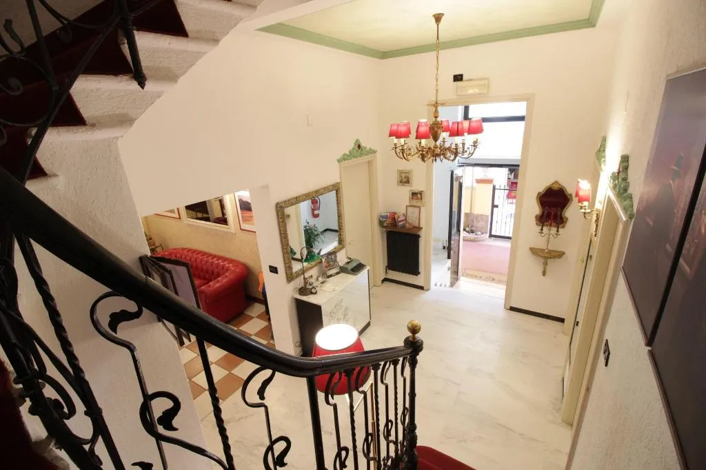 Lobby, Charly, Milan