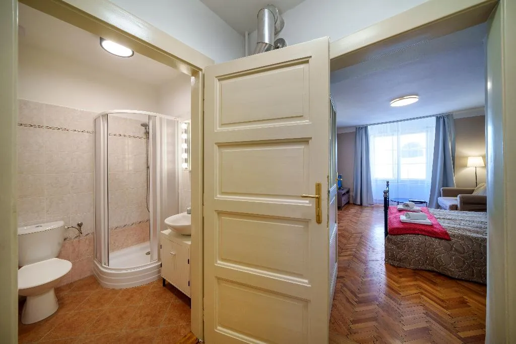 FAMILY ROOM CAPACITY 10 Room, Old Town - Templova Apartments, Prague