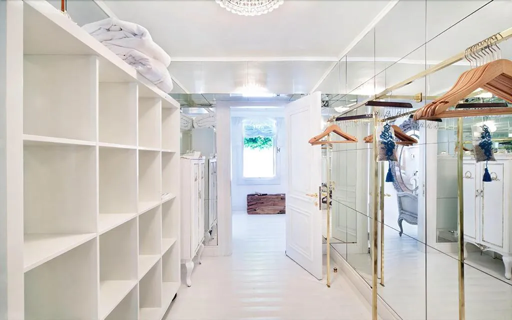Room, Sabrina's Haus, Dalaman