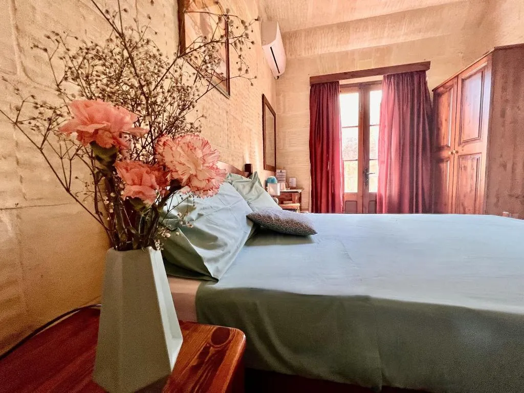 Room, Grotto's Paradise B&B, Gozo