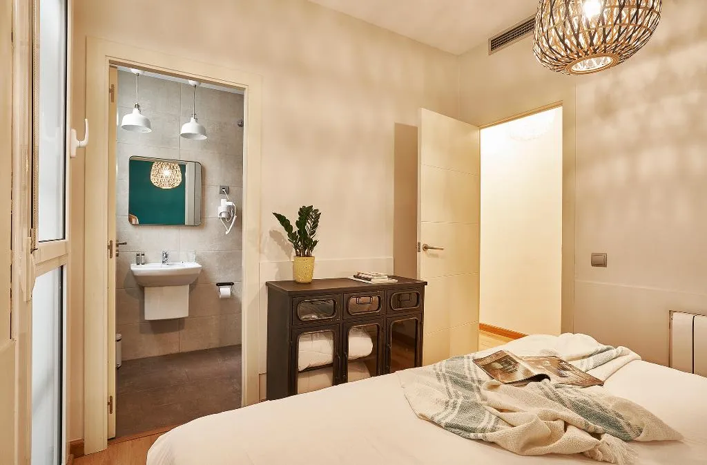 APARTMENT CAPACITY 5 THREE BEDROOM Room, Barcelona Sants Station Apartments, Barcelona