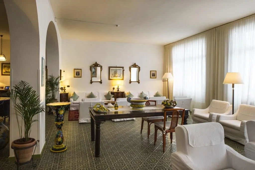 Lobby, Bellevue, Naples