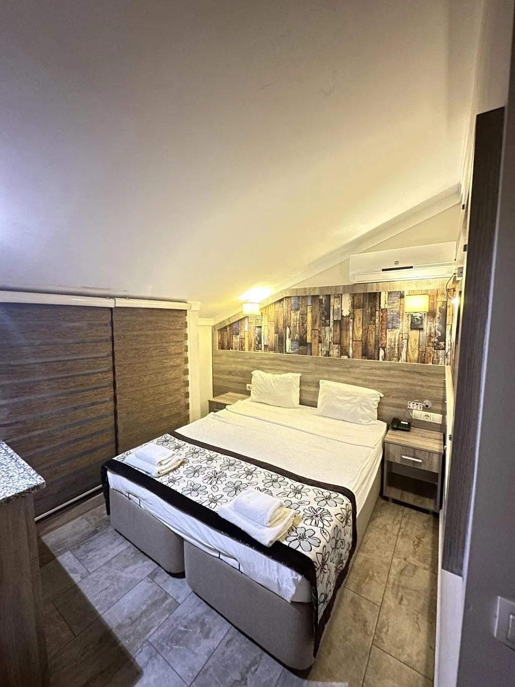 Room, Street61 Studios, Dalaman