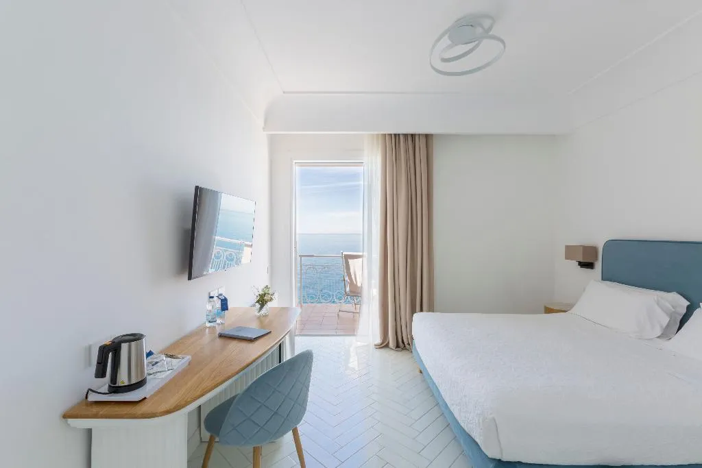 DOUBLE DELUXE SEA VIEW WITH BALCONY Room, Hotel Club Due Torri, Naples