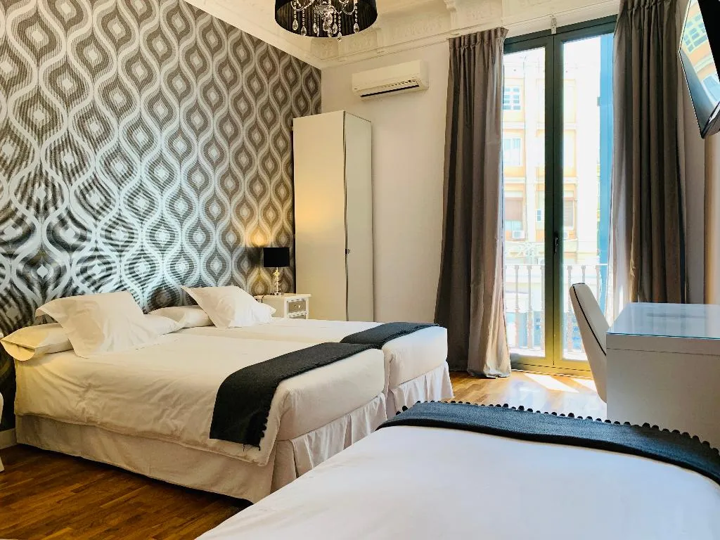 TRIPLE Private external bathroom Room, Super Balmes Guest House, Barcelona
