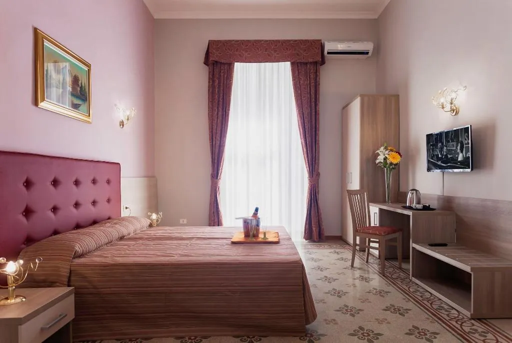 Room, Domus Napoleone, Naples