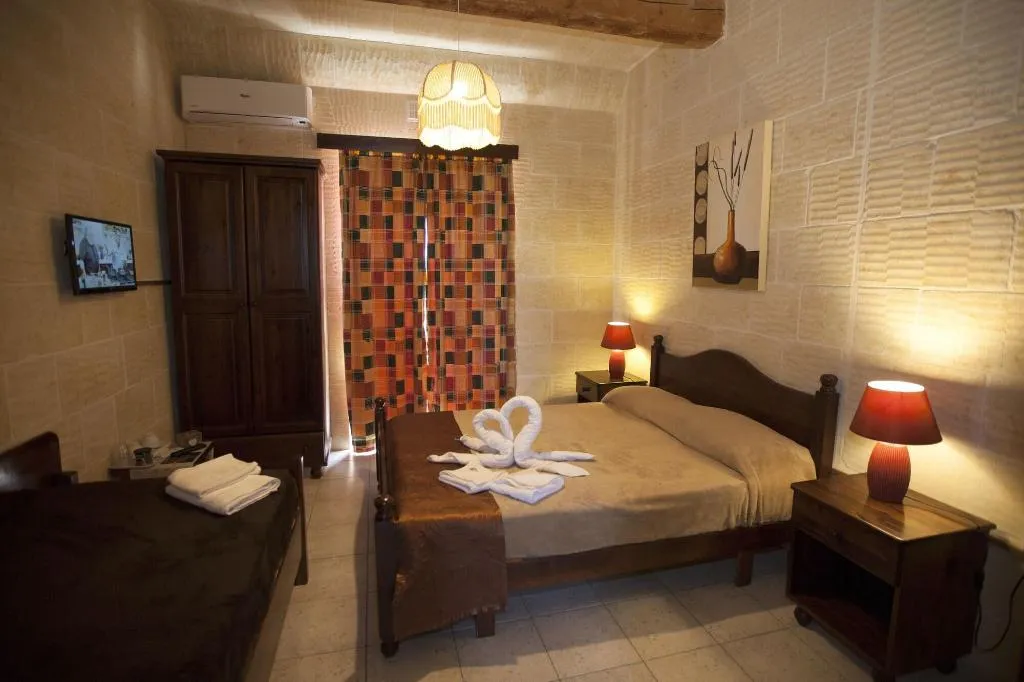 Room, Grotto's Paradise B&B, Gozo