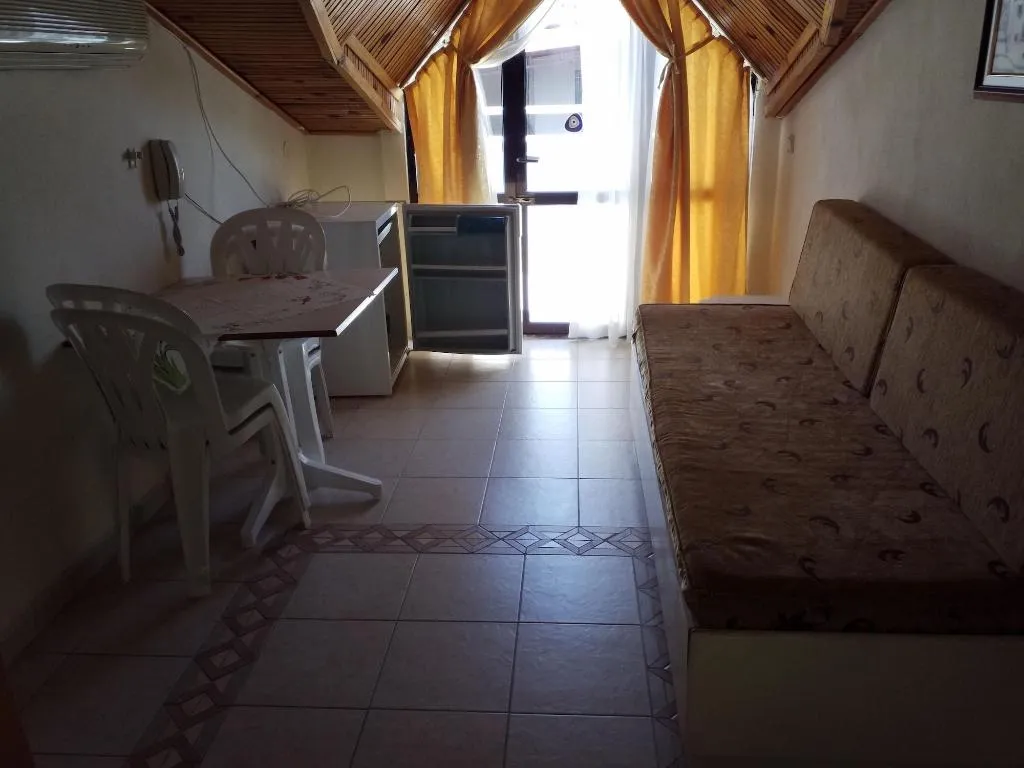 Room, Kamelya, Dalaman