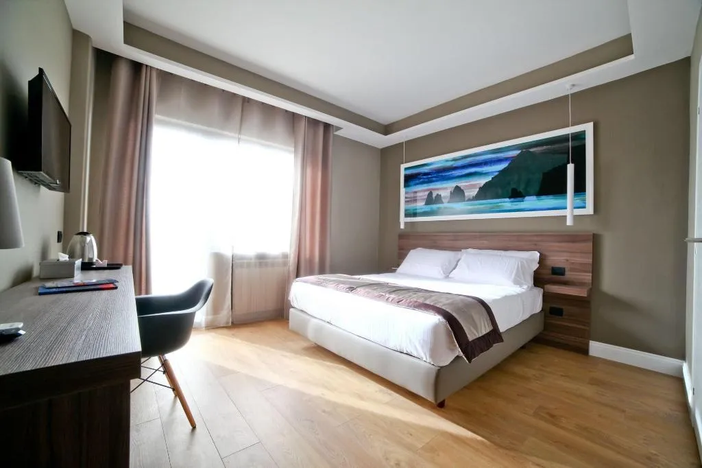 Room, 7Th Floor Suite, Naples